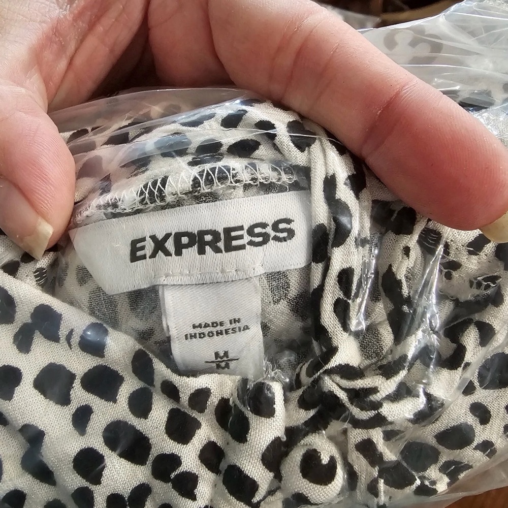 Express -‎ Dalmatian Dot Blouse - Picture 8 of 8